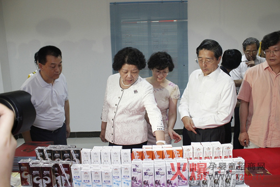 全國婦聯(lián)主席陳至立蒞臨皇氏乳業(yè)視察指導(dǎo)工作圖二