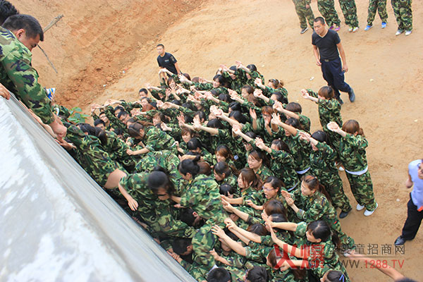 2013火爆拓展訓(xùn)練