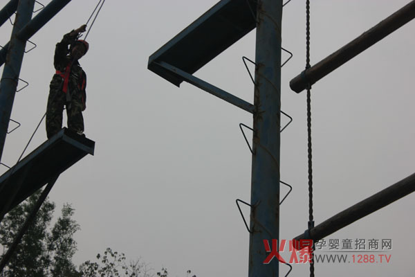 2014火爆網(wǎng)野外拓展訓(xùn)練-高空斷橋