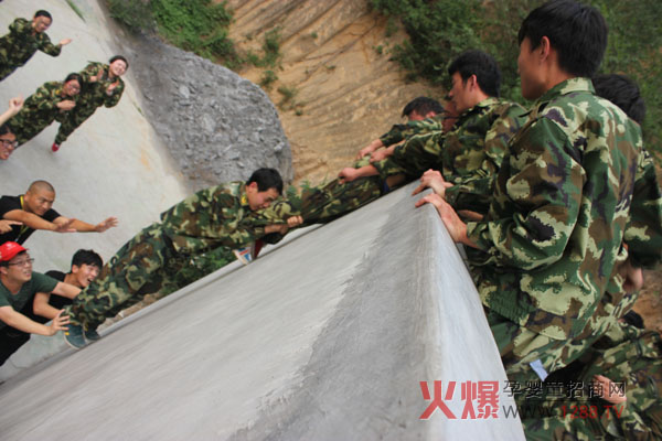 2014火爆網(wǎng)野外拓展訓(xùn)練-華業(yè)墻凝聚力量