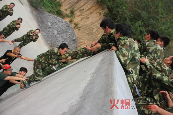 2014火爆拓展訓(xùn)練華業(yè)墻