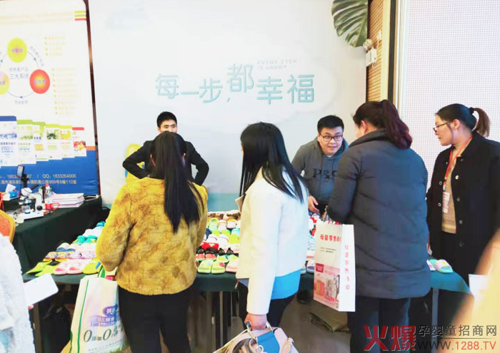 ÿһ�������Ҹ���ĸ�����۷������վ�����չ٣��Ҹ�����ͯЬ���ʱ��F(xi��n)�A������