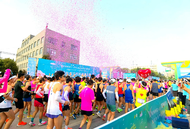 雅泰朵恩酷跑團(tuán)助力“楊馬”激情開(kāi)跑 (7).jpg 雅泰朵恩酷跑團(tuán)助力“楊馬”激情開(kāi)跑 (7).jpg