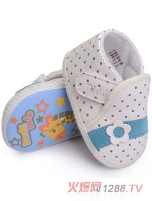 ��ʹ֮��͸��PU�׃���ǰЬ�{(l��n)ɫ