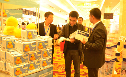 現(xiàn)場工作人員為代理經(jīng)銷商詳細介紹產(chǎn)品及代理政策