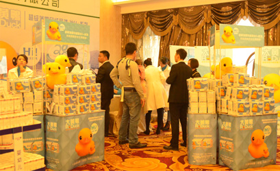 答謝會現(xiàn)場經(jīng)銷商在展位前資訊代理銷售政策