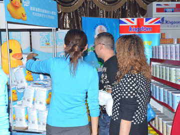 大黃鴨現(xiàn)場工作人員為客戶介紹產(chǎn)品