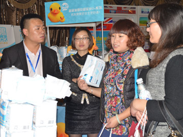 經(jīng)銷商現(xiàn)場了解大黃鴨品牌紙尿褲