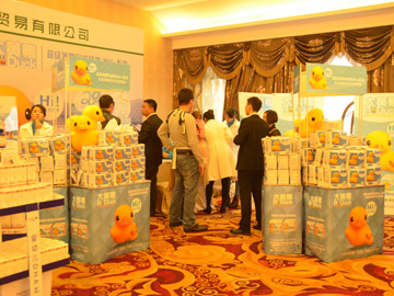 大黃鴨紙尿褲展位上圍滿咨詢的代理經(jīng)銷商